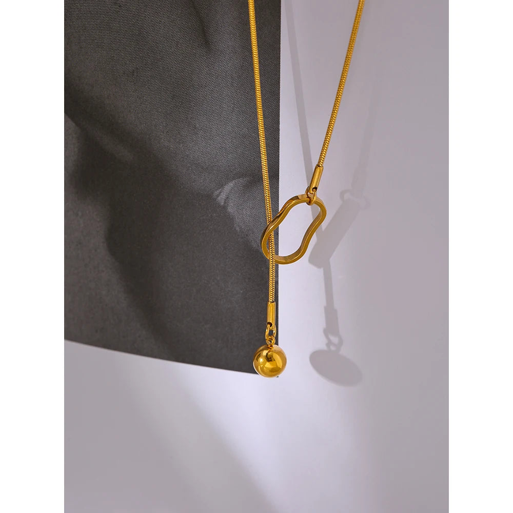 Lariat-Kette mit goldfarbenem Anhänger im Stimmungsbild – Charmhabit