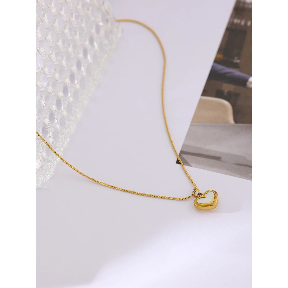 Kette mit Herz aus Muschel, Stimmungsbild – Charmhabit