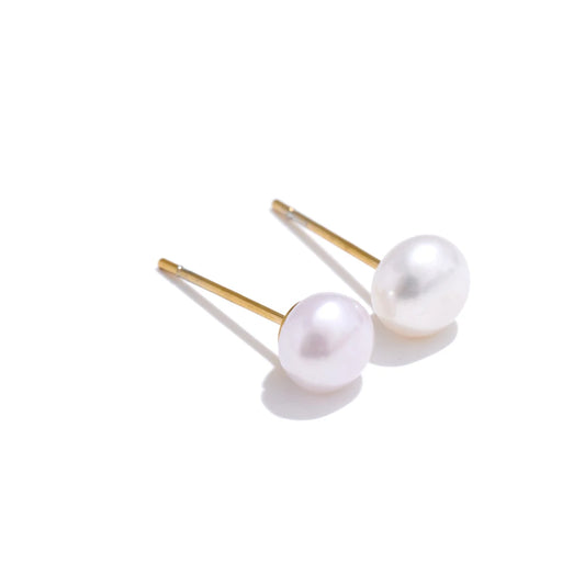 Perlen-Ohrstecker, goldfarben, 6 mm, auf hellem Hintergrund – Charmhabit