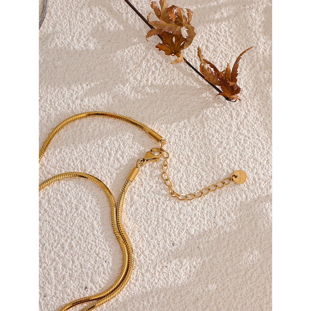 Long collier à maillons scintillants, photo d'ambiance – Charmhabit