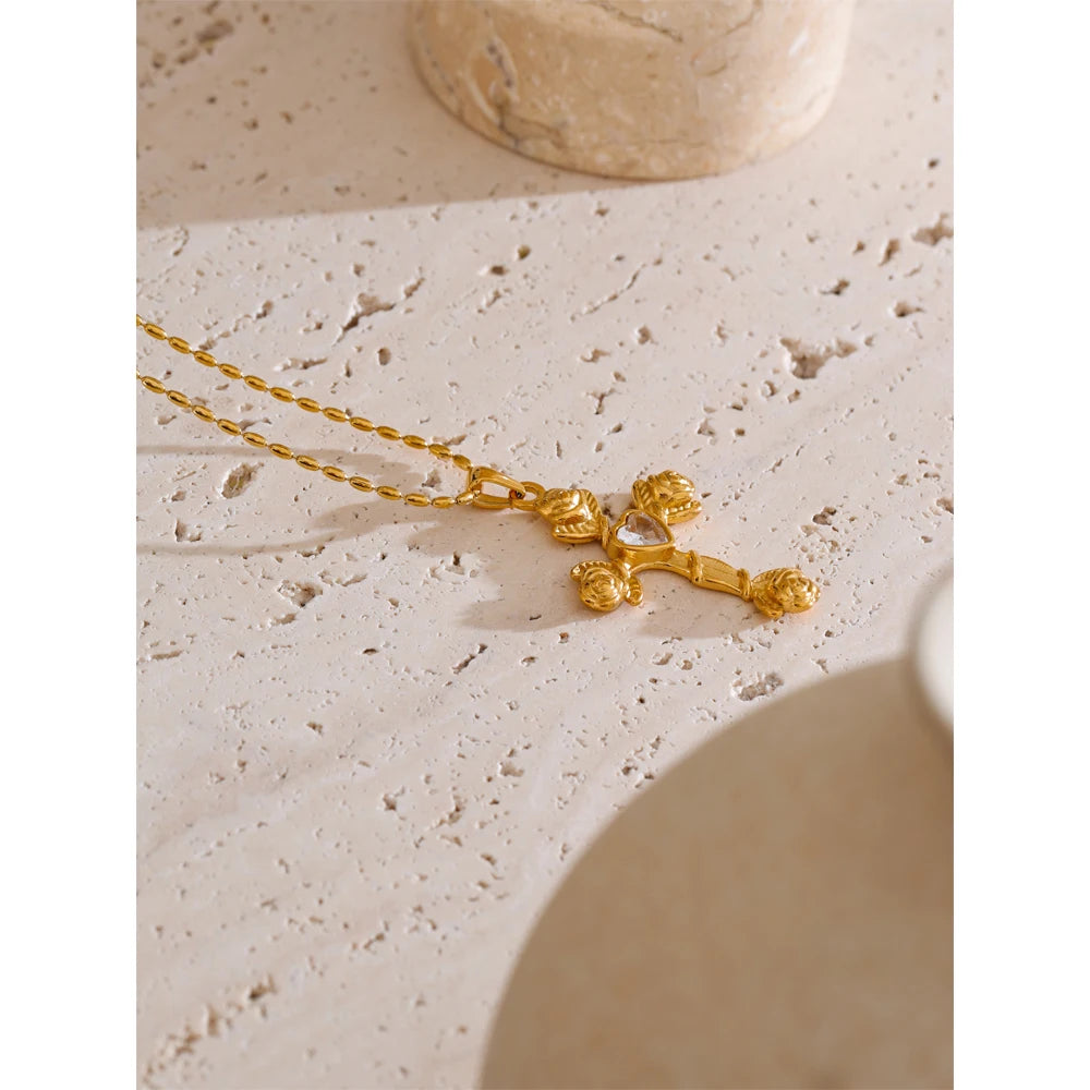 Collier avec croix ornée de roses et de zircon, photo d'ambiance – Charmhabit