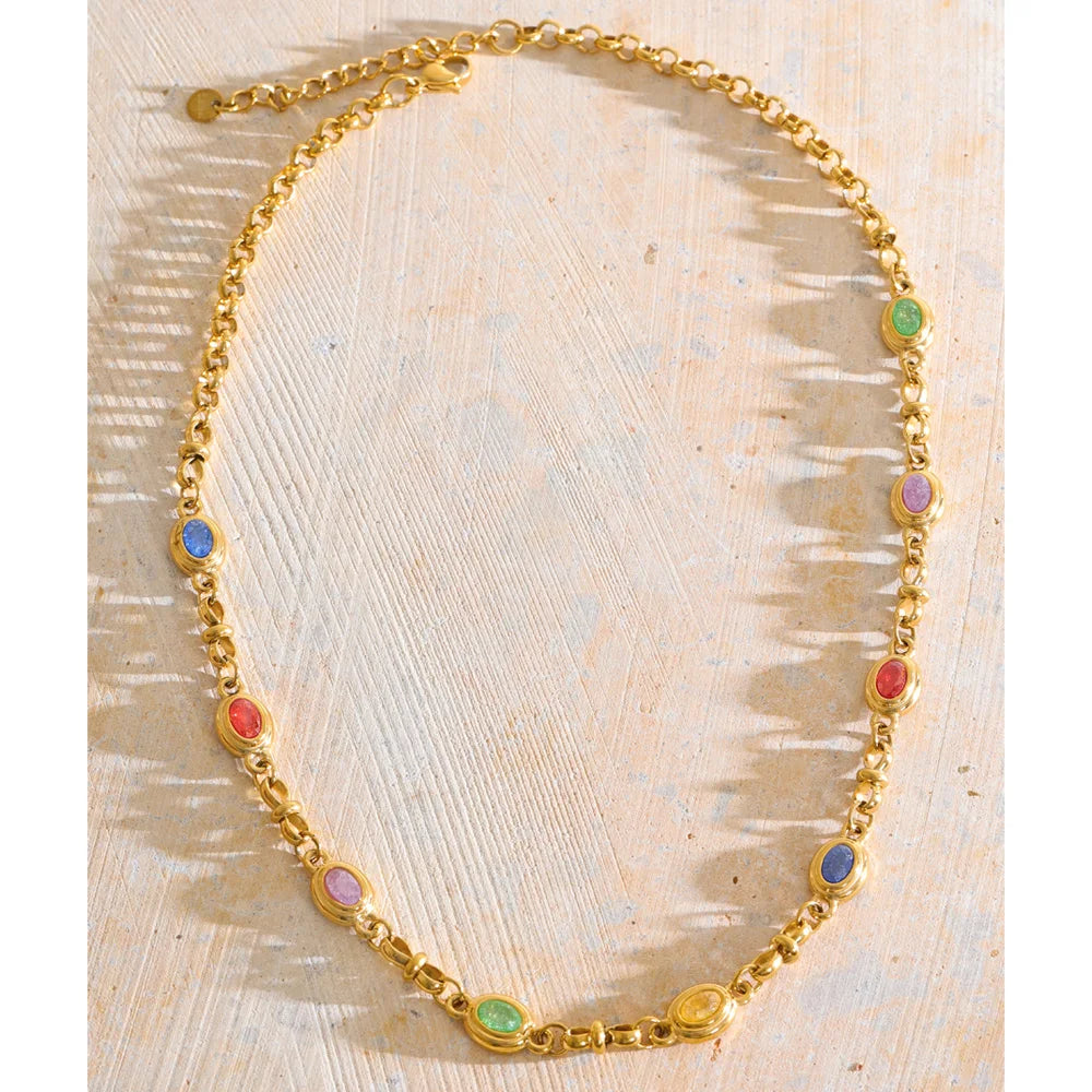 Collier orné de zircons ovales colorés, doré, sur une pierre – Charmhabit