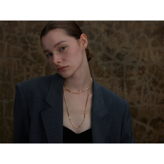 Long collier à maillons scintillants, porté – Charmhabit
