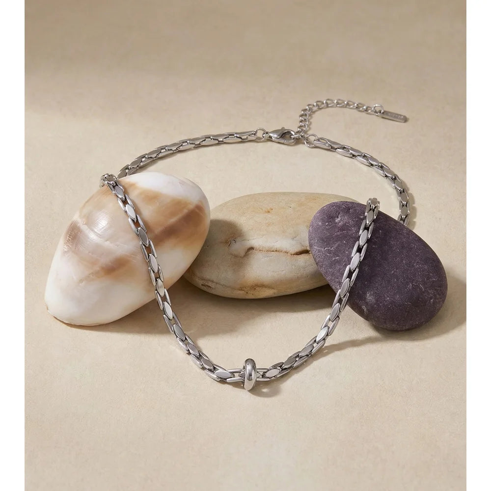 Schlichte Gliederkette aus Edelstahl, Stimmungsbild – Charmhabit