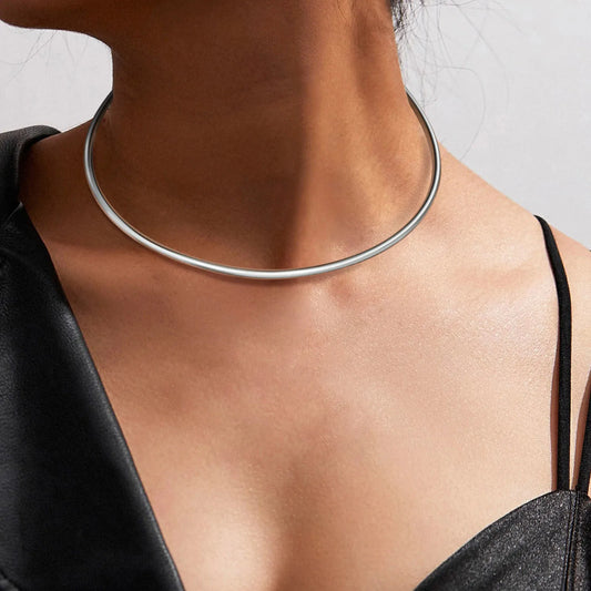 Open choker with a sleek tube, worn – Charmhabit