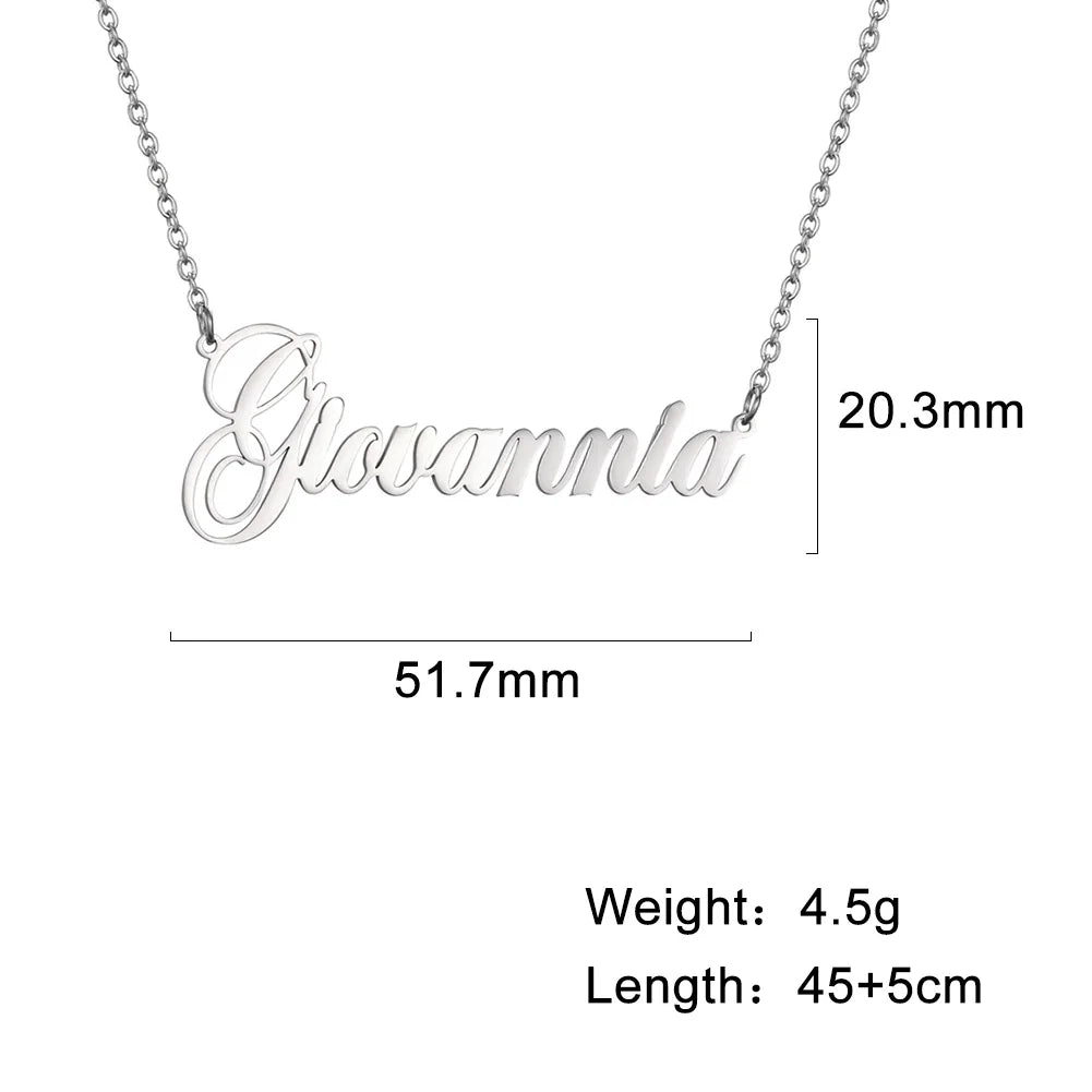 Maatafbeelding van de zilverkleurige naamketting met voorbeeldnaam Giovannia
