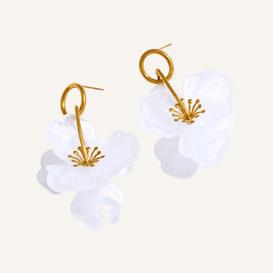 Blumen-Ohrhänger aus Harz, weiß, auf hellem Hintergrund – Charmhabit