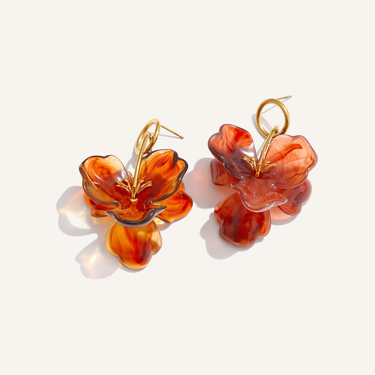 Pendants d'oreilles fleur en résine, ambre, sur fond clair – Charmhabit