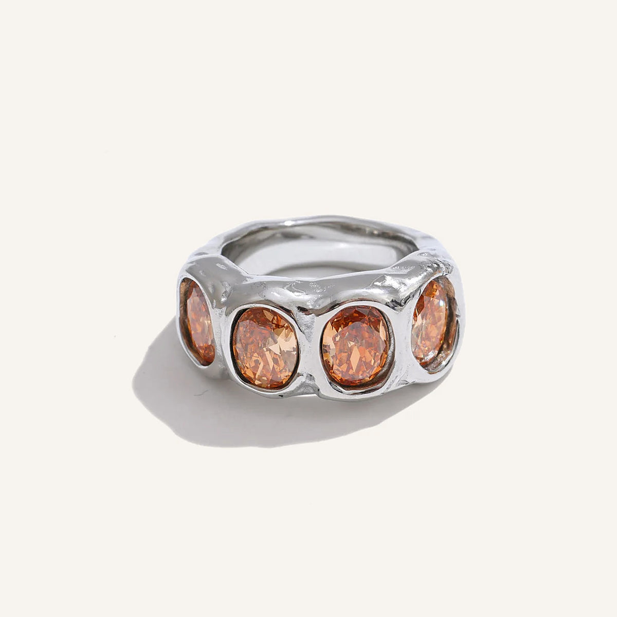 Bague large avec zircons couleur champagne, argentée, sur fond clair – Charmhabit