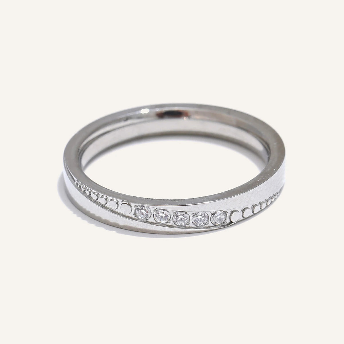 Schmaler Ring mit Zirkonia und Mondphasen, silberfarben – Charmhabit