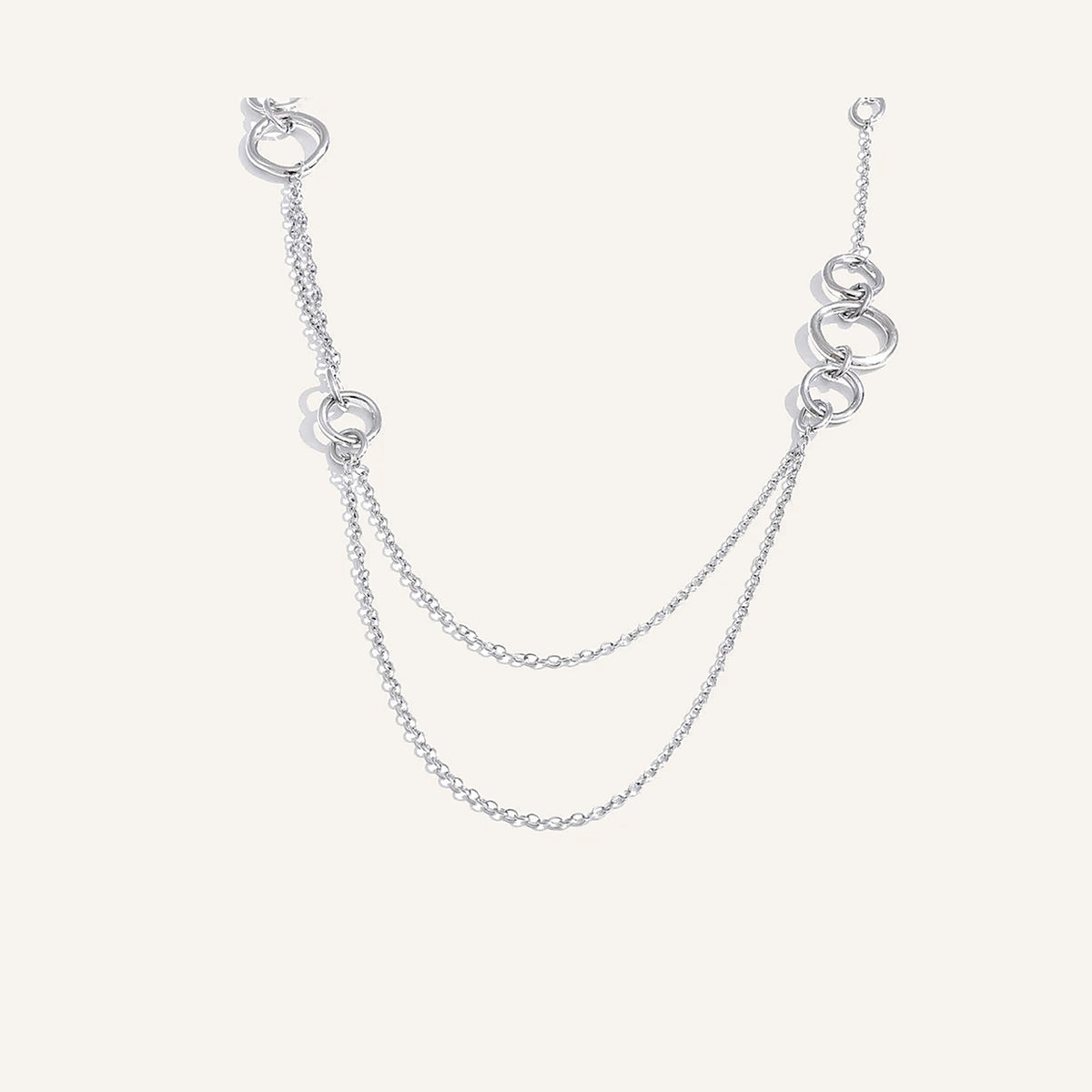 Long collier sur la poitrine, argenté, sur fond clair – Charmhabit