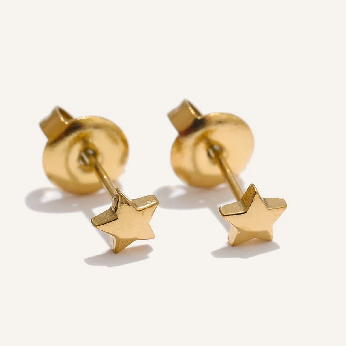 Mini-oorknopjes sterretje, goud, op een lichte achtergrond – Charmhabit