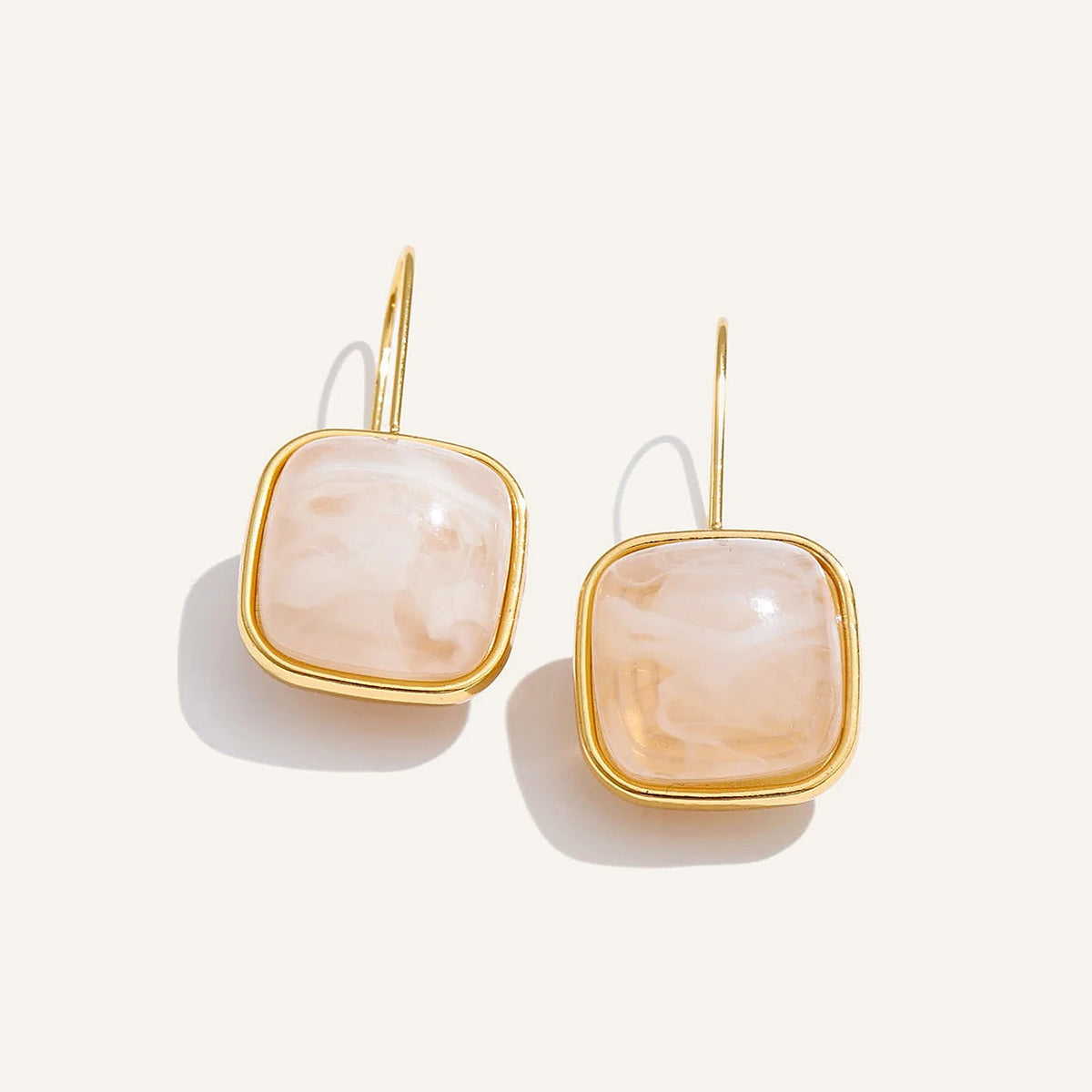 Pendants d'oreilles avec pierre carrée en résine, beige, sur fond clair – Charmhabit