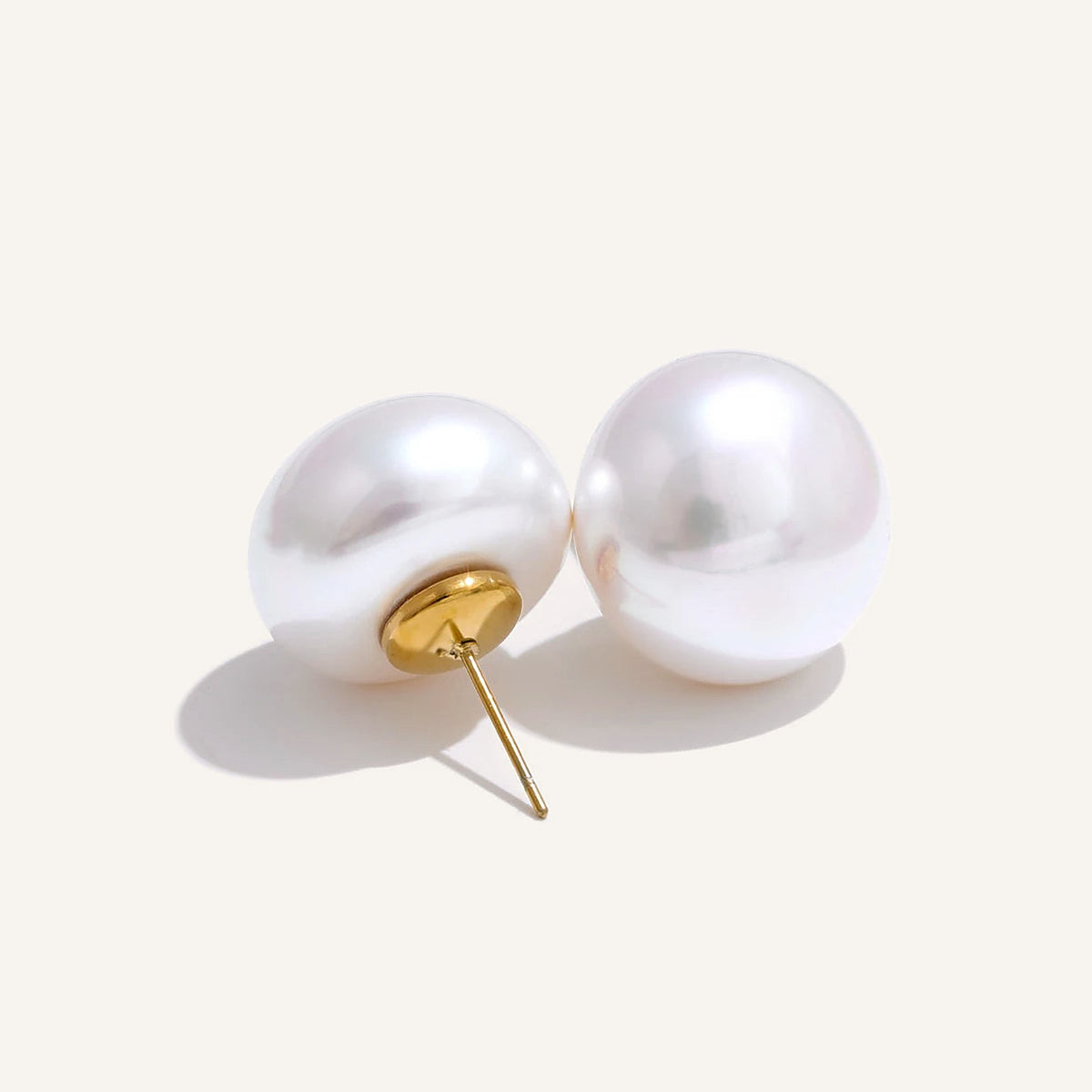 Clous d'oreilles ronds avec perle d'imitation, 18 mm, sur fond clair – Charmhabit