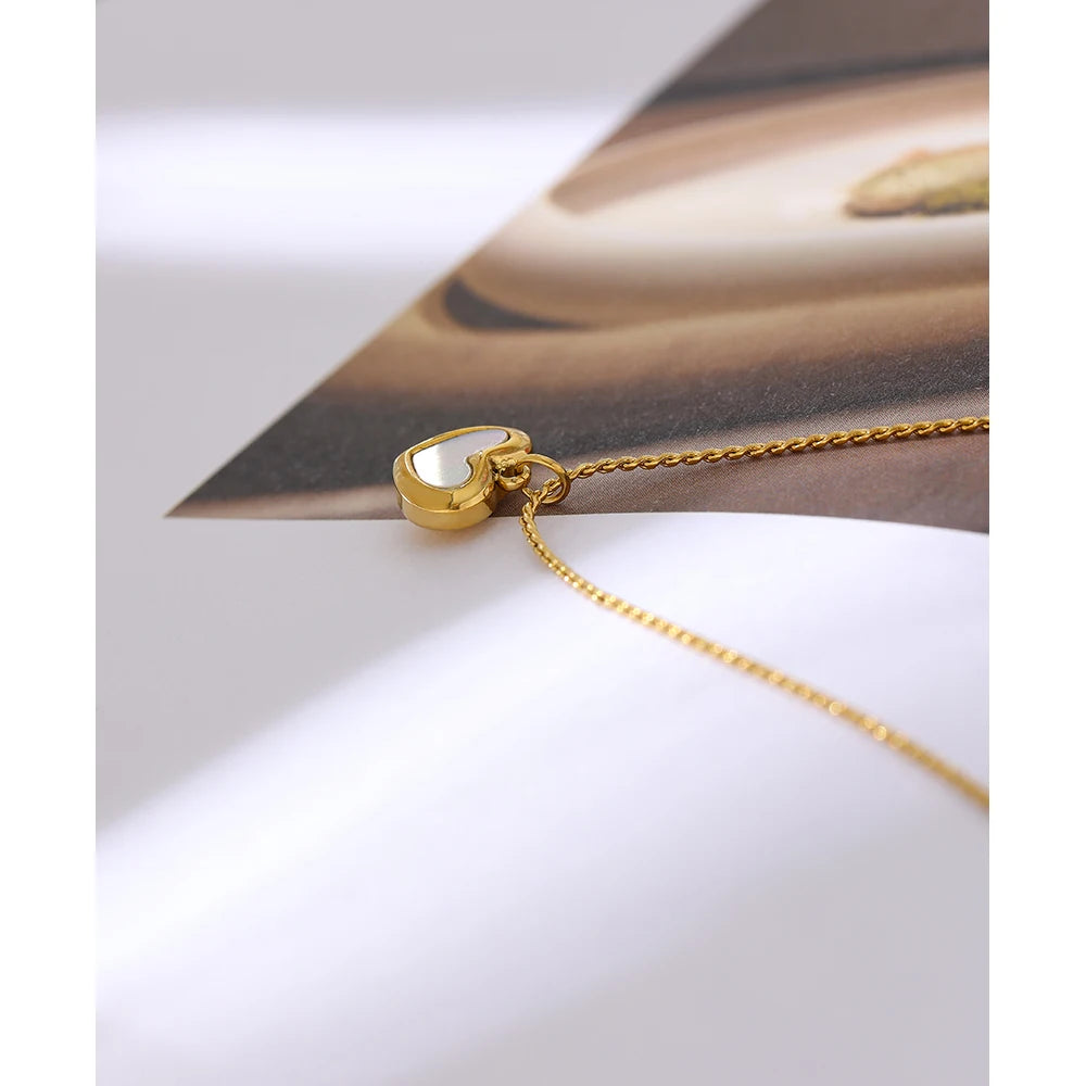 Kette mit Herz aus Muschel, Stimmungsbild – Charmhabit