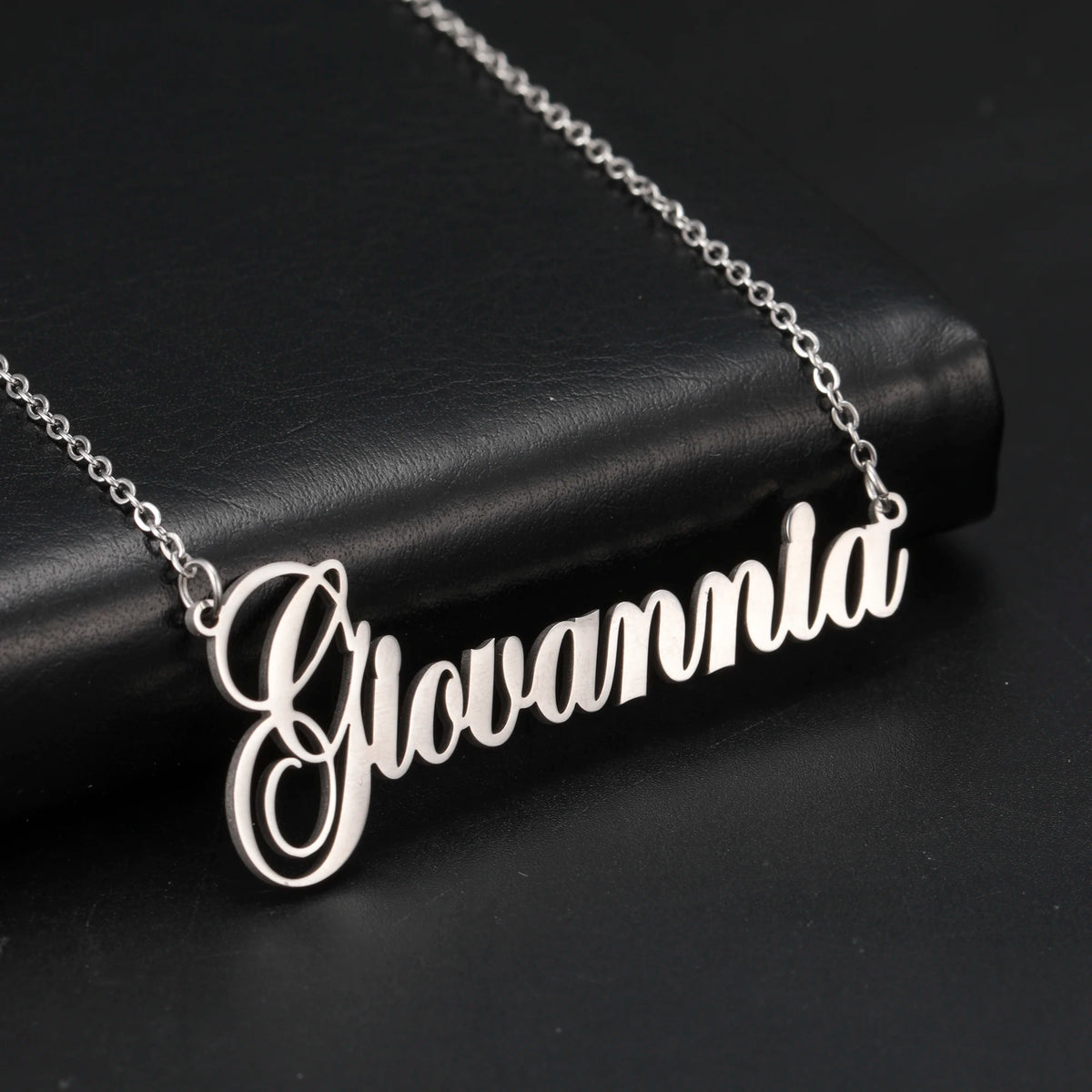 Zilverkleurige naamketting met voorbeeldnaam Giovannia