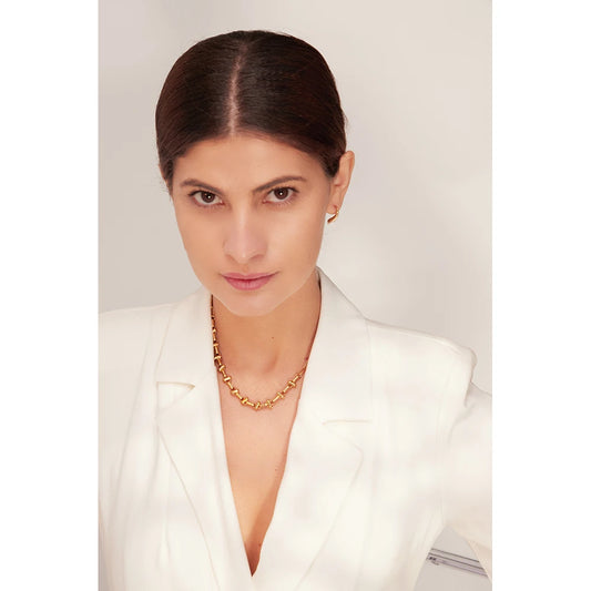Short choker with gold-tone links, worn – Charmhabit