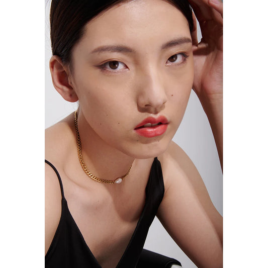 Curb chain necklace with pearl, worn – Charmhabit