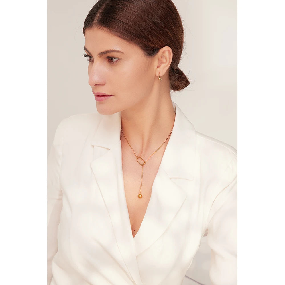 Lariat-Kette mit goldfarbenem Anhänger, getragen – Charmhabit