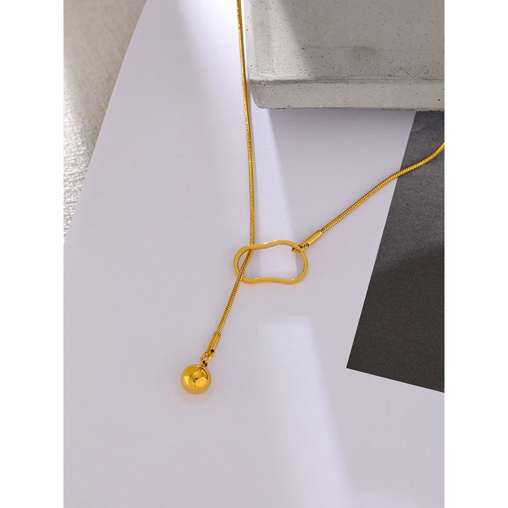 Lariat-Kette mit goldfarbenem Anhänger im Stimmungsbild – Charmhabit