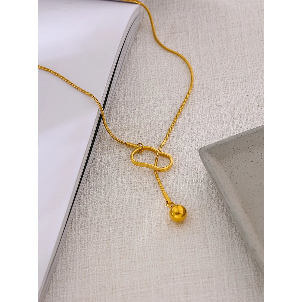 Lariat-Kette mit goldfarbenem Anhänger im Stimmungsbild – Charmhabit