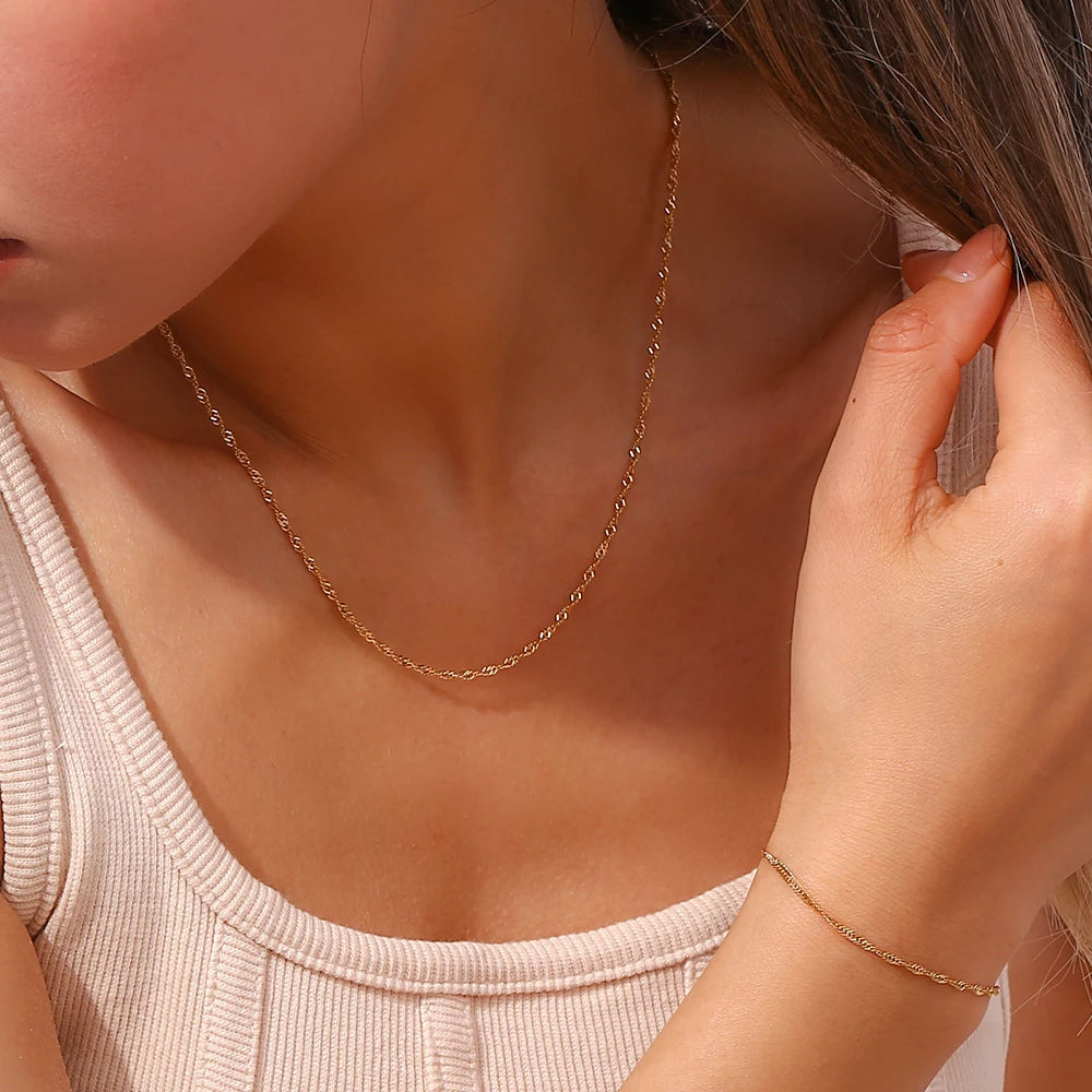Parure composée d’un fin collier waterwave et d’un bracelet, collier porté au cou – Charmhabit