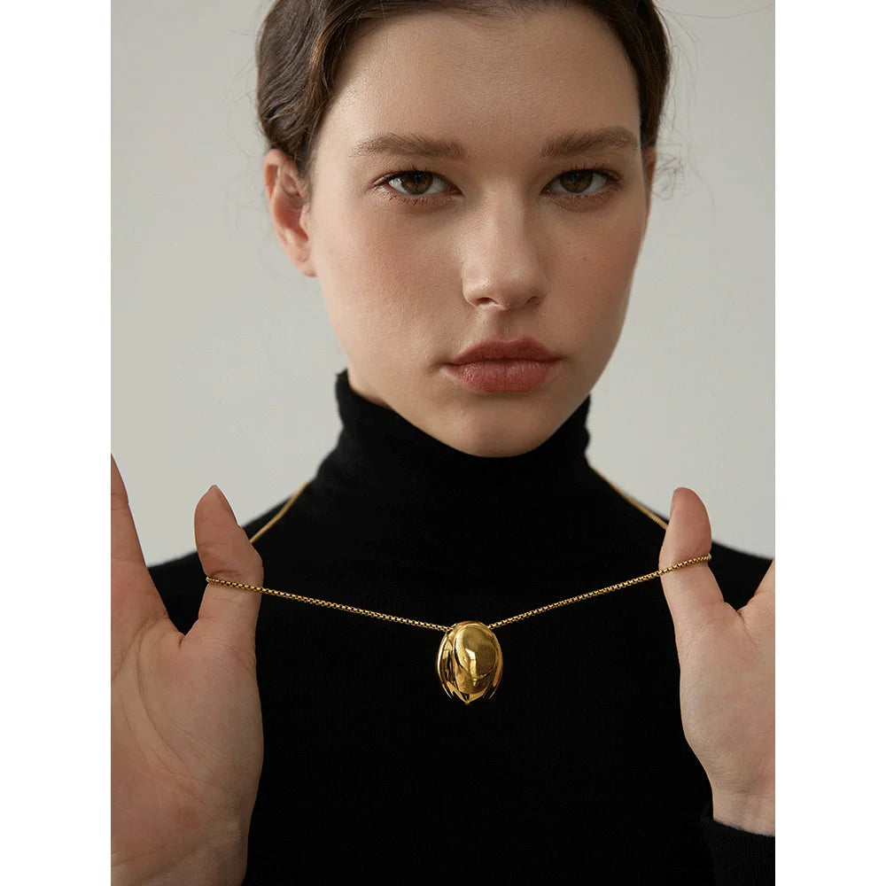 Long collier à pendentif ovale lisse porté – Charmhabit