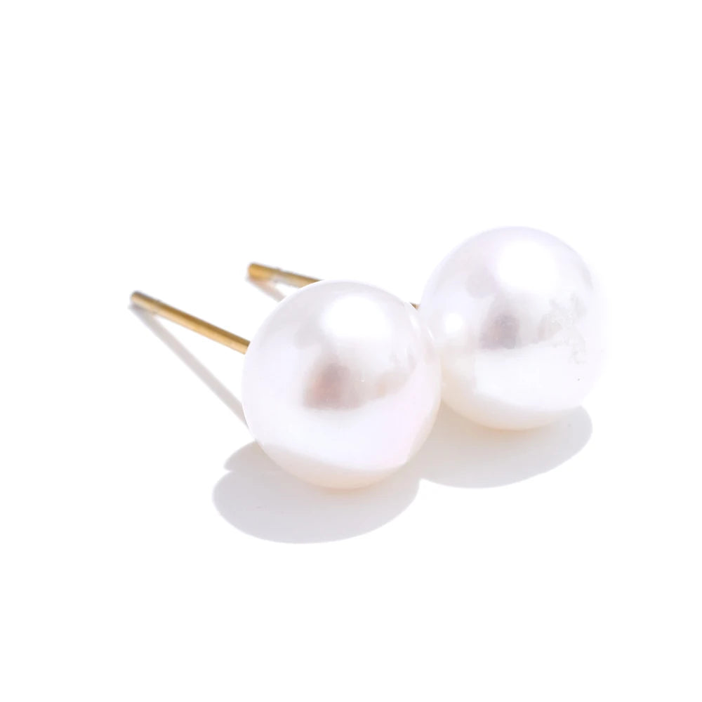 Clous d'oreilles en perles, dorés, 8 mm, sur fond clair – Charmhabit