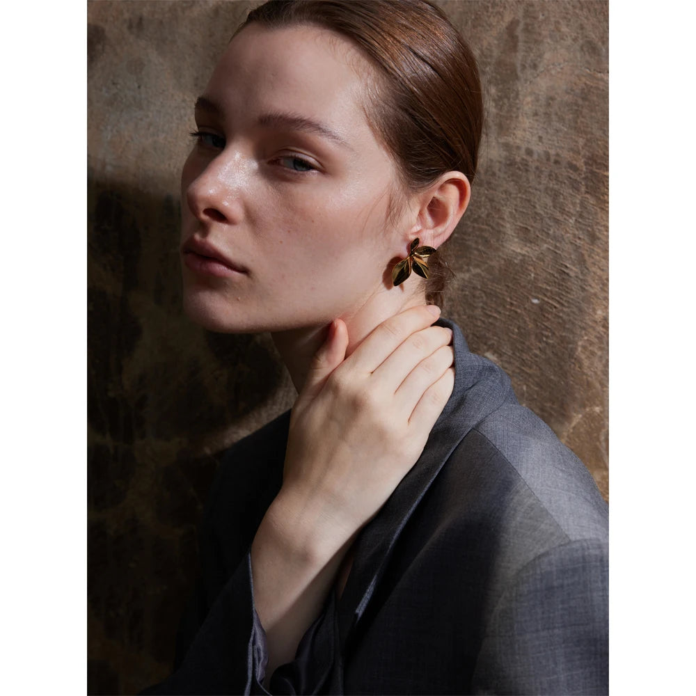 Clous d’oreilles en forme de feuille, dorés, portés – Charmhabit