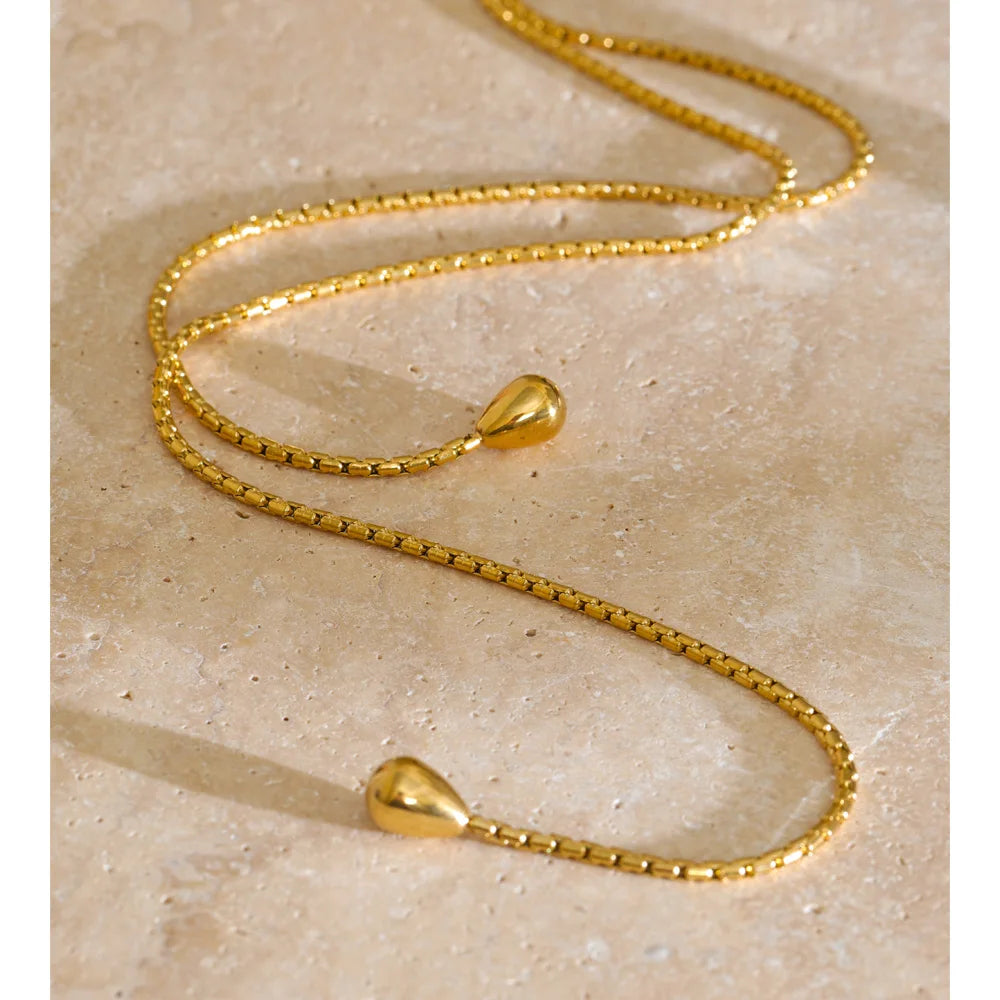 Styled shot of a 130 cm long necklace – Charmhabit