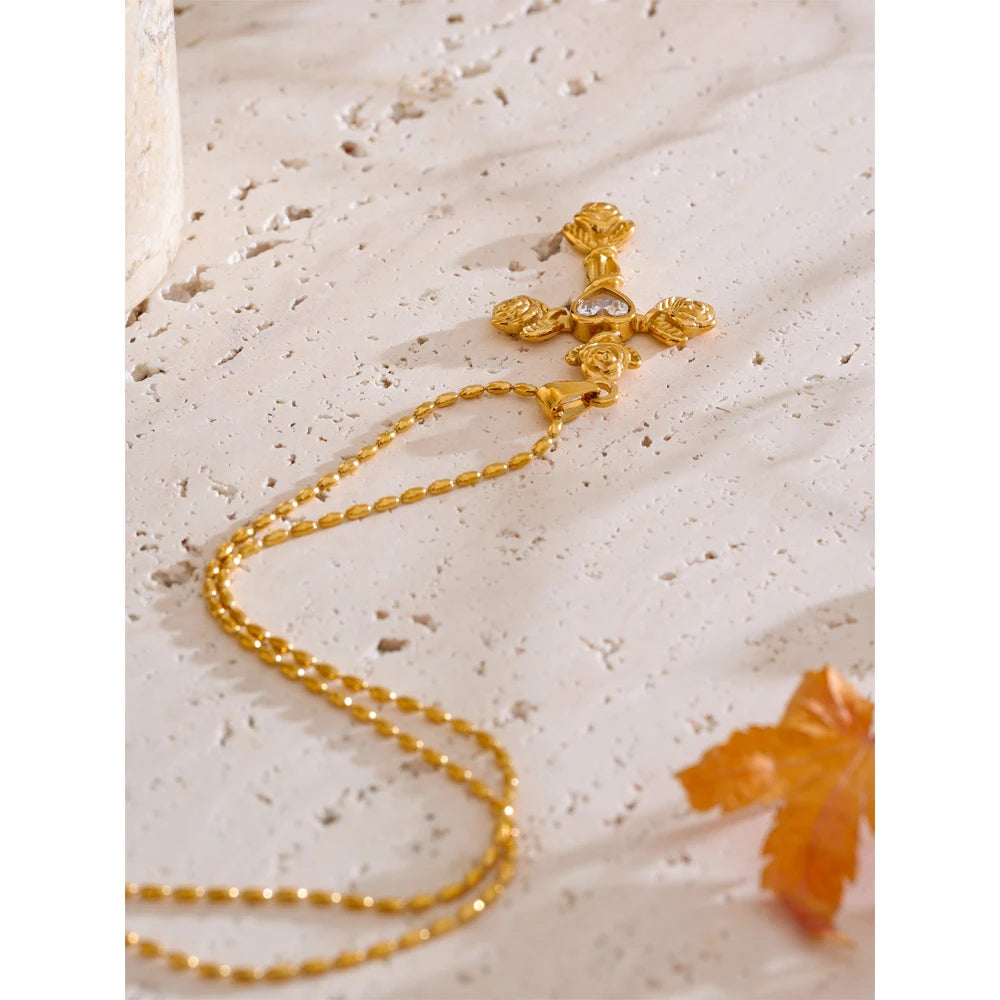 Collier avec croix ornée de roses et de zircon, photo d'ambiance – Charmhabit