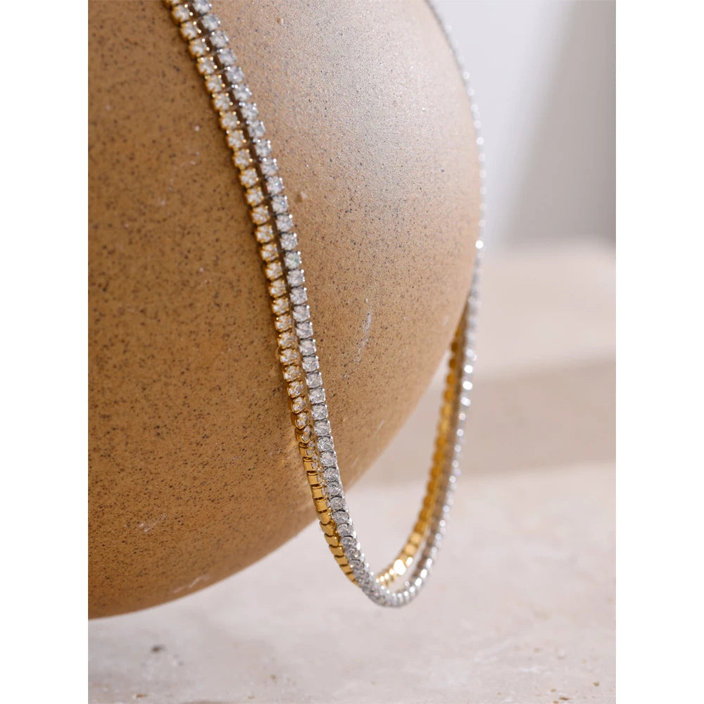 Collier à maillons avec zircons brillants, photo d'ambiance – Charmhabit