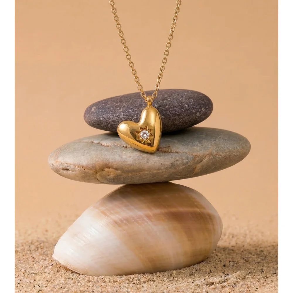 Ketting met gebold hartje sfeerfoto – Charmhabit