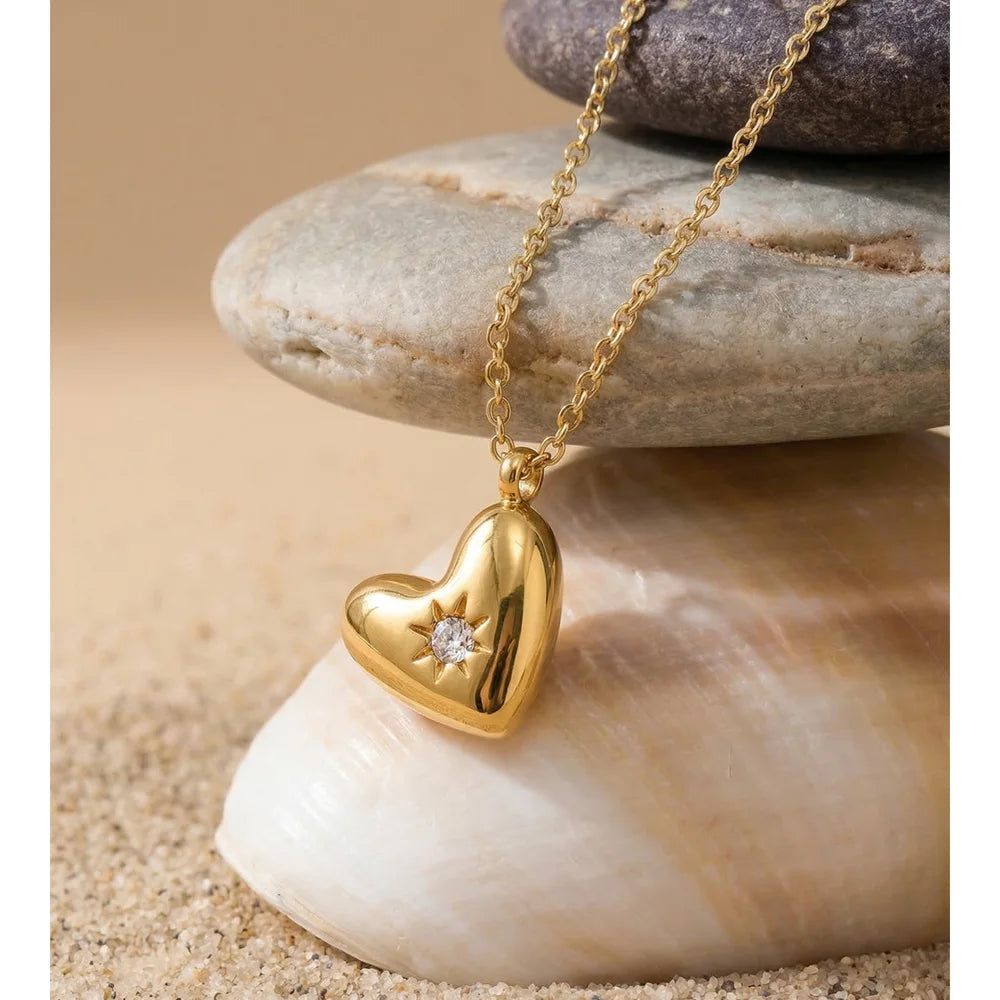 Ketting met gebold hartje sfeerfoto – Charmhabit