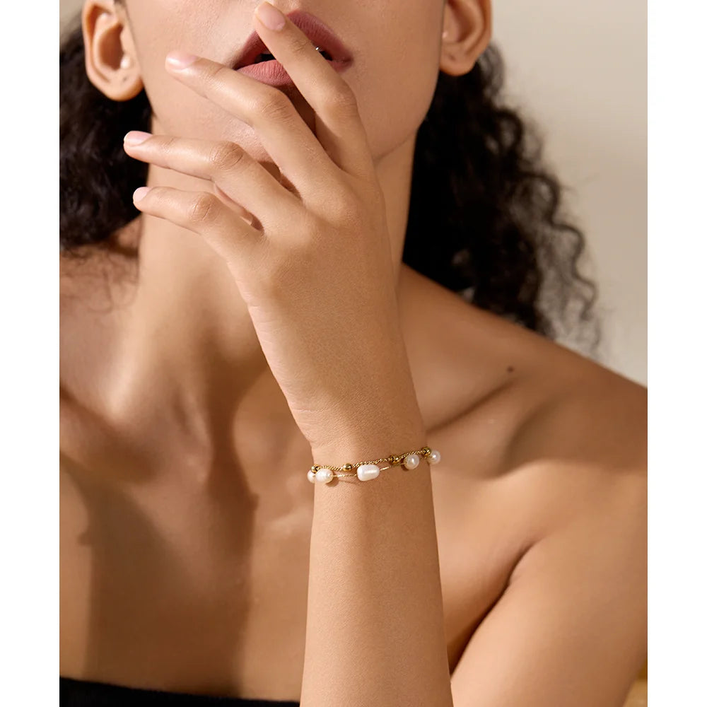 Bracelet à double rang de perles doré, porté au poignet – Charmhabit