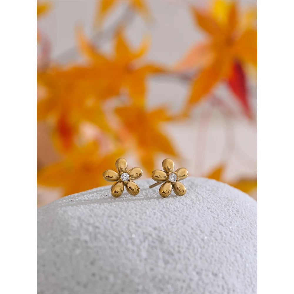Blumen-Ohrstecker mit Zirkonia, Stimmungsbild – Charmhabit