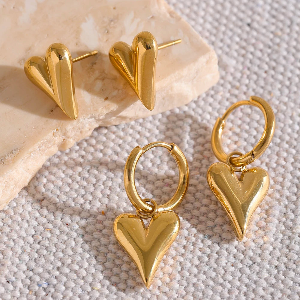 Herzohrringe, goldfarben, Creolen und Ohrstecker auf Leinen – Charmhabit