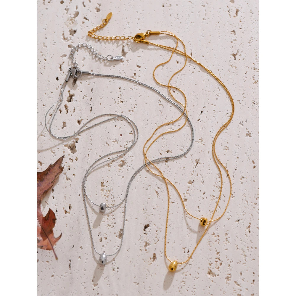 Collier double avec pendentif moulé, photo d’ambiance – Charmhabit