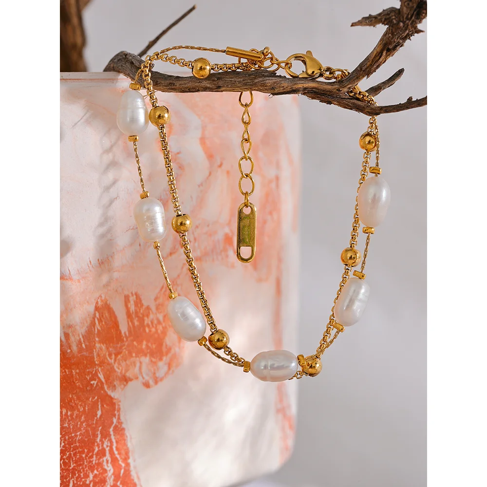 Bracelet à double rang de perles doré, photo d’ambiance – Charmhabit
