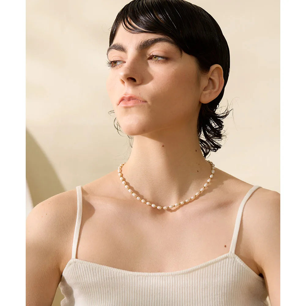 Parelketting gedragen – Charmhabit