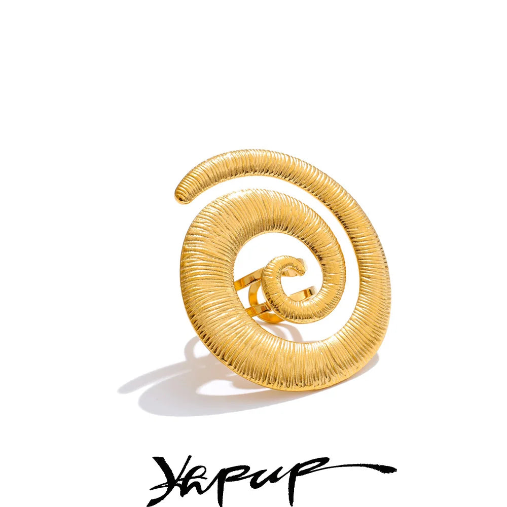 Spiralring mit Relief, auf hellem Hintergrund – Charmhabit