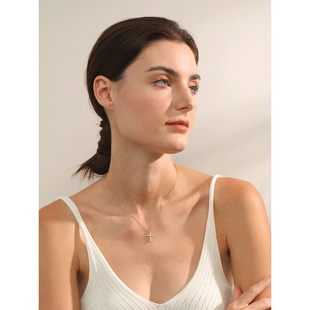 Collier avec croix en zircon, porté – Charmhabit