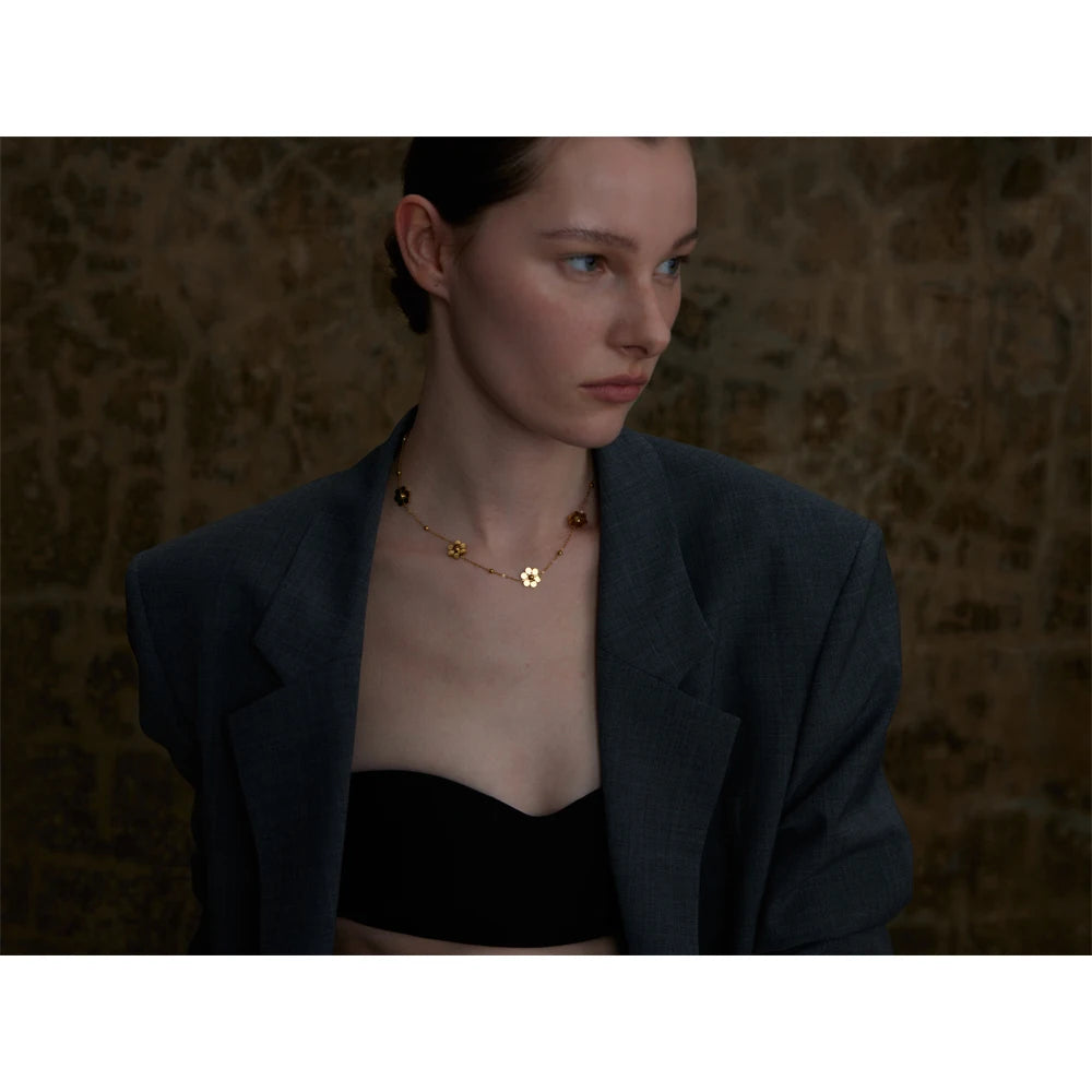 Collier avec petites fleurs, porté – Charmhabit