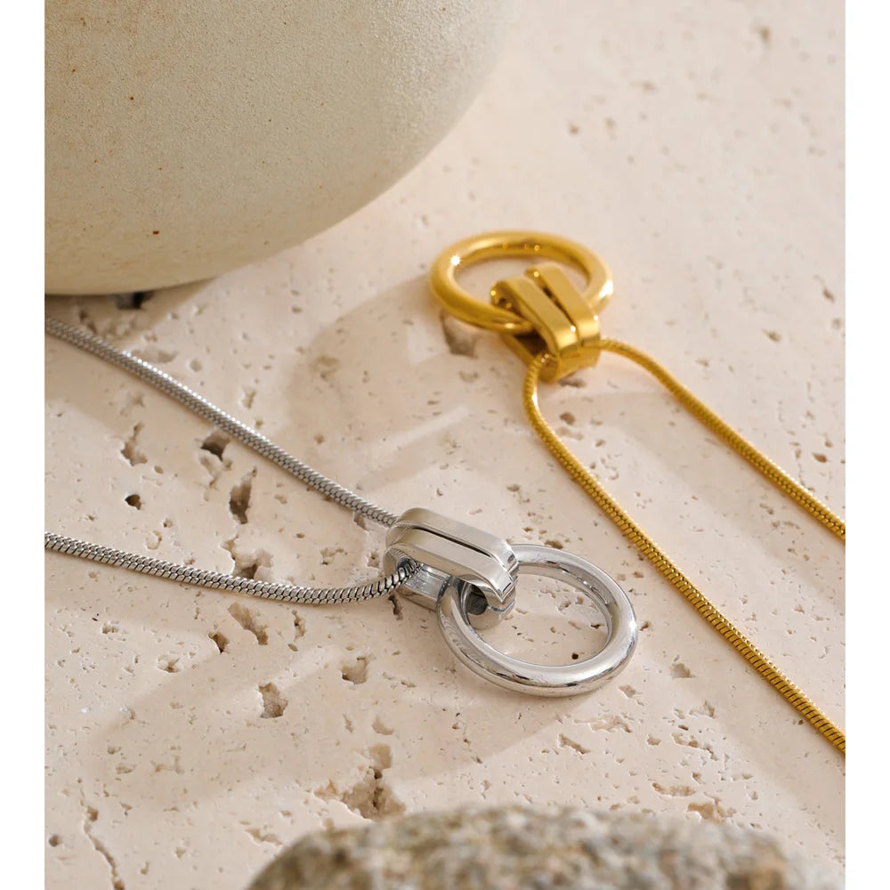 Schlangenkette mit rundem Ringanhänger, Stimmungsbild – Charmhabit