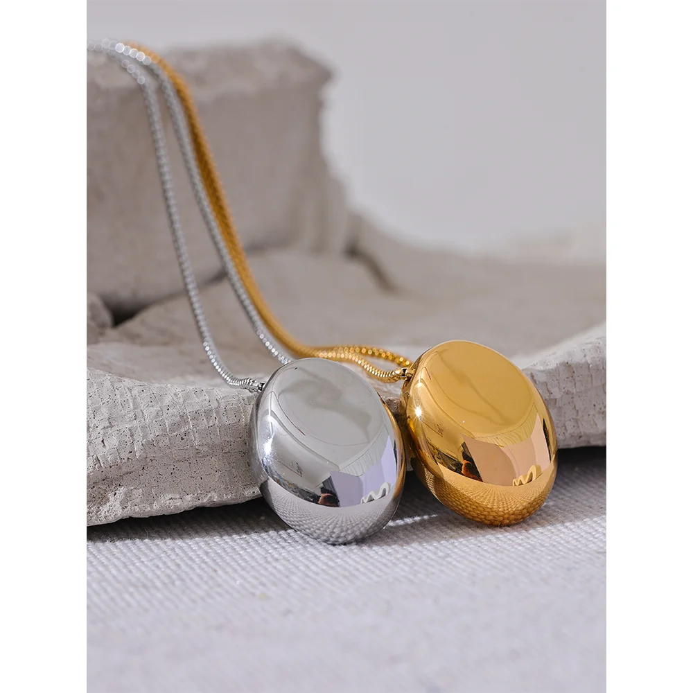 Long collier à pendentif ovale lisse, photo d'ambiance – Charmhabit