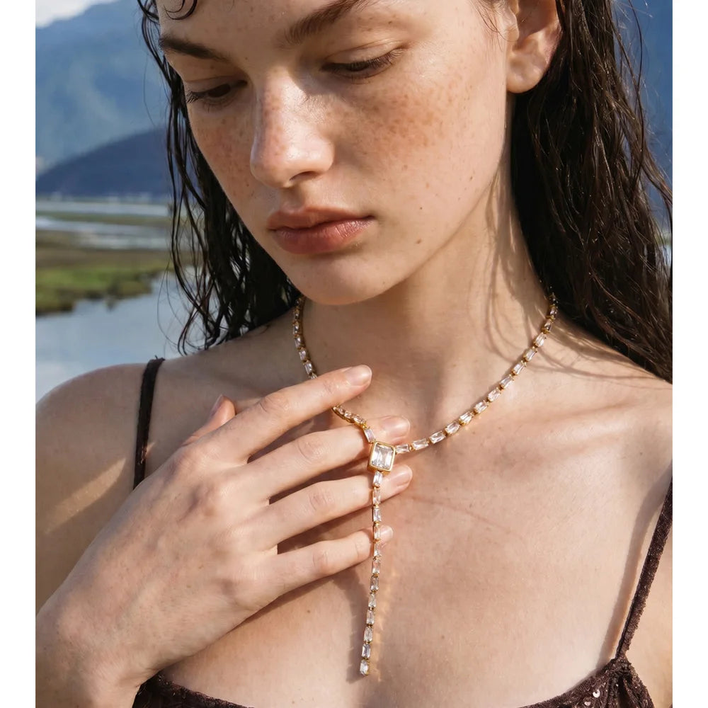 Collier en Y avec goutte de zircon porté – Charmhabit