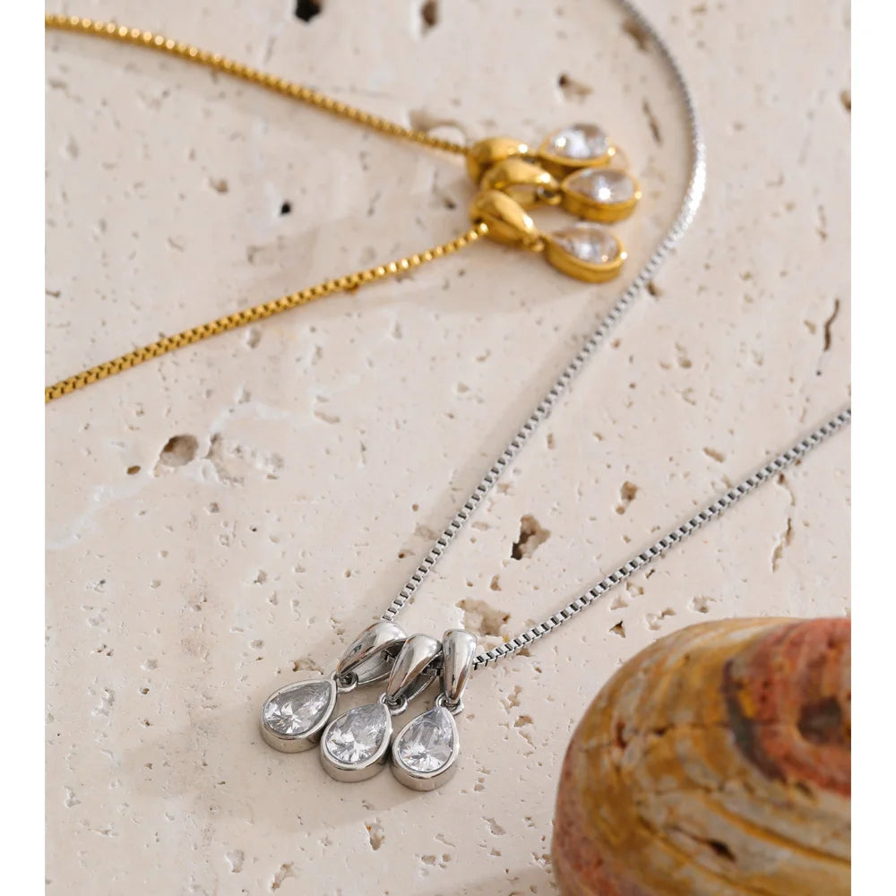 Collier avec breloques en forme de goutte ornées de zircons, photo d'ambiance – Charmhabit