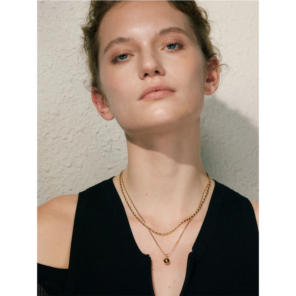 Collier double avec pendentif boule, porté, gros plan – Charmhabit