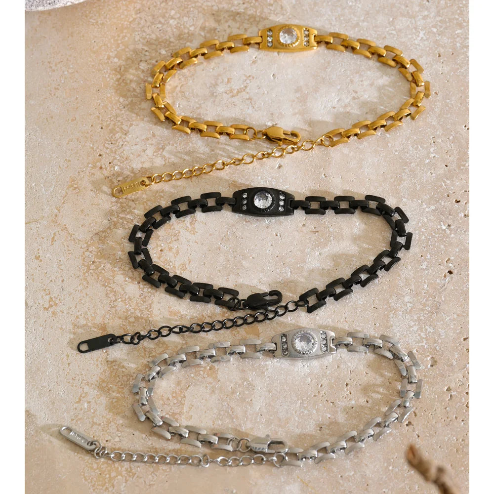 Bracelet à maillons avec zircon, trois coloris, photo d’ambiance – Charmhabit