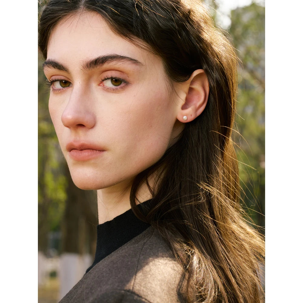 Clous d'oreilles en perles, portés – Charmhabit